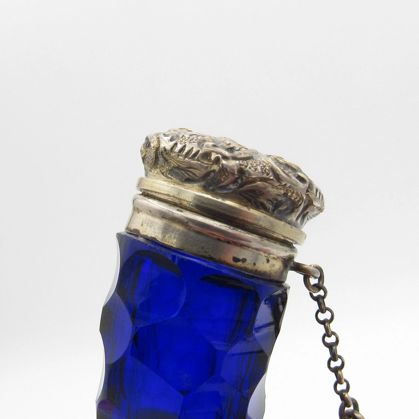 コバルトガラス 留め具付ヴィネグレット〈ホーン型・銀製蓋・指輪チェーン付〉