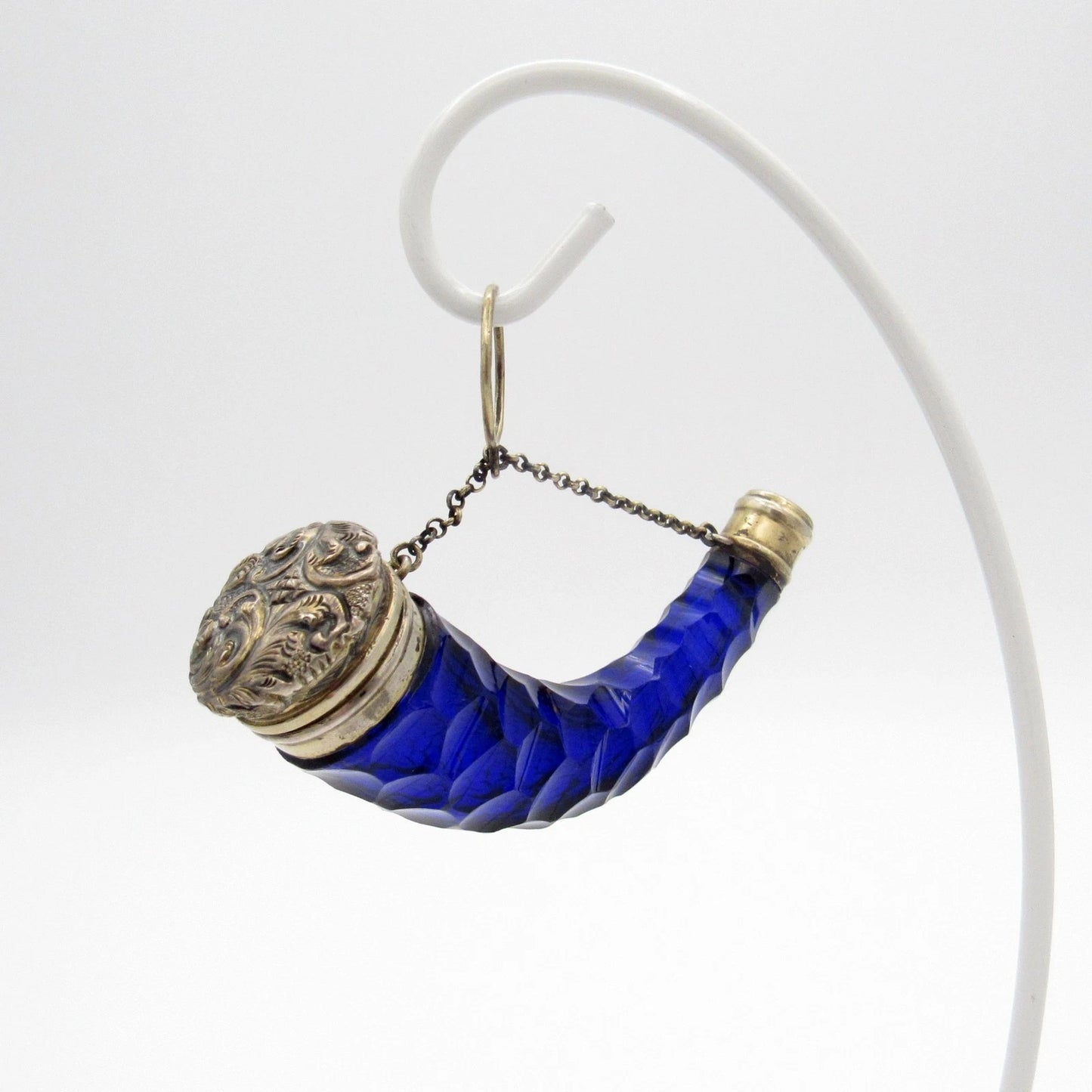 コバルトガラス 留め具付ヴィネグレット〈ホーン型・銀製蓋・指輪チェーン付〉