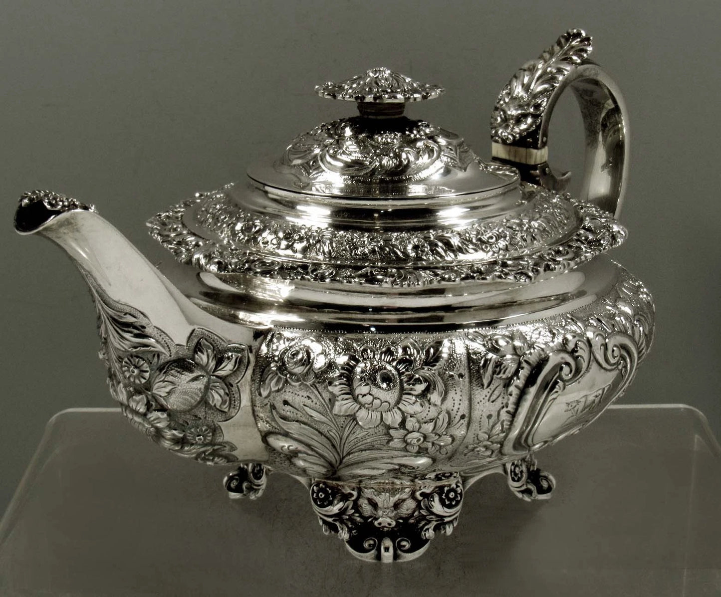 イギリス製 スターリングシルバー ティーポット（1822年） オオカミ意匠のハンドル・脚・縁飾り付き