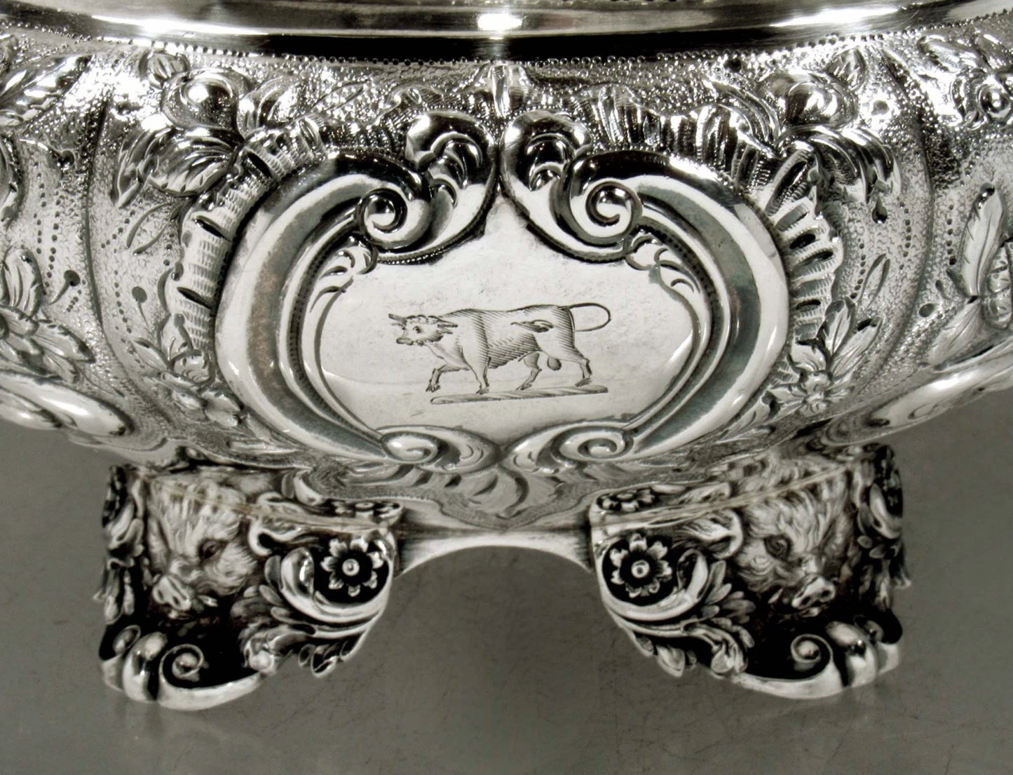 イギリス製 スターリングシルバー ティーポット（1822年） オオカミ意匠のハンドル・脚・縁飾り付き