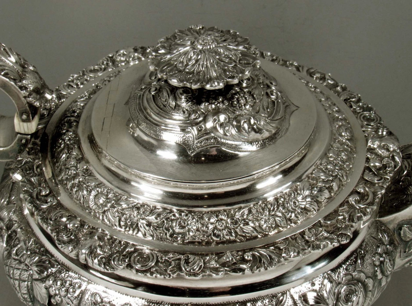 イギリス製 スターリングシルバー ティーポット（1822年） オオカミ意匠のハンドル・脚・縁飾り付き