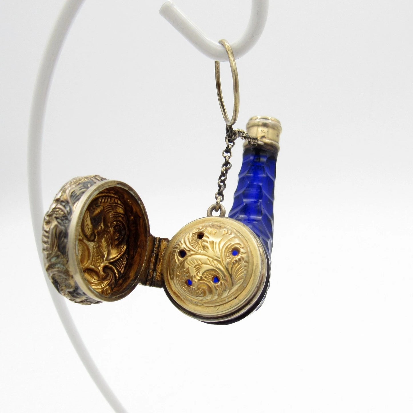 コバルトガラス 留め具付ヴィネグレット〈ホーン型・銀製蓋・指輪チェーン付〉